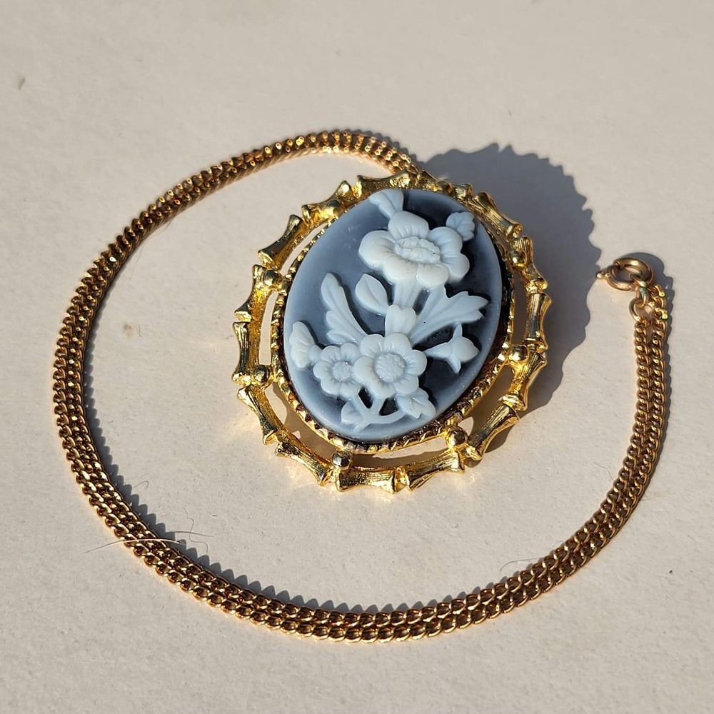 Vintage Gold Tone Faux Blue Cameo Floral Brooch Pendant Necklace Blue White